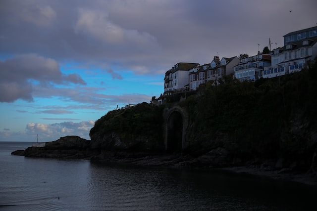 looe at night